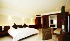 01 Deluxe-Pool-View-2.jpg
